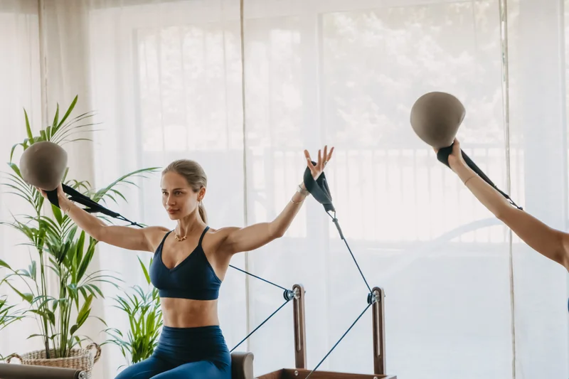 Armübungen mit Pilatesbällen im Studio